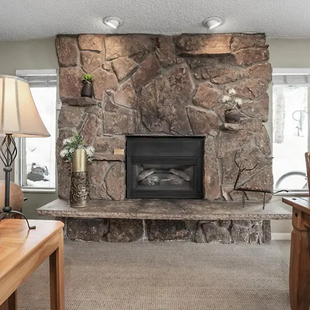Outdoor Hot Tub, Ski Right To & From Your Door, Private Shuttle